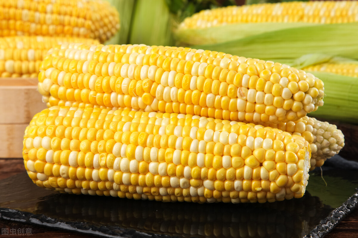 水煮玉米有技巧，多加1樣調料，煮出的玉米又香又甜糯