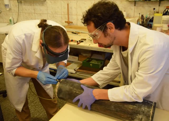 纳粹分子埋下时间胶囊，80多年后被人发现，里面