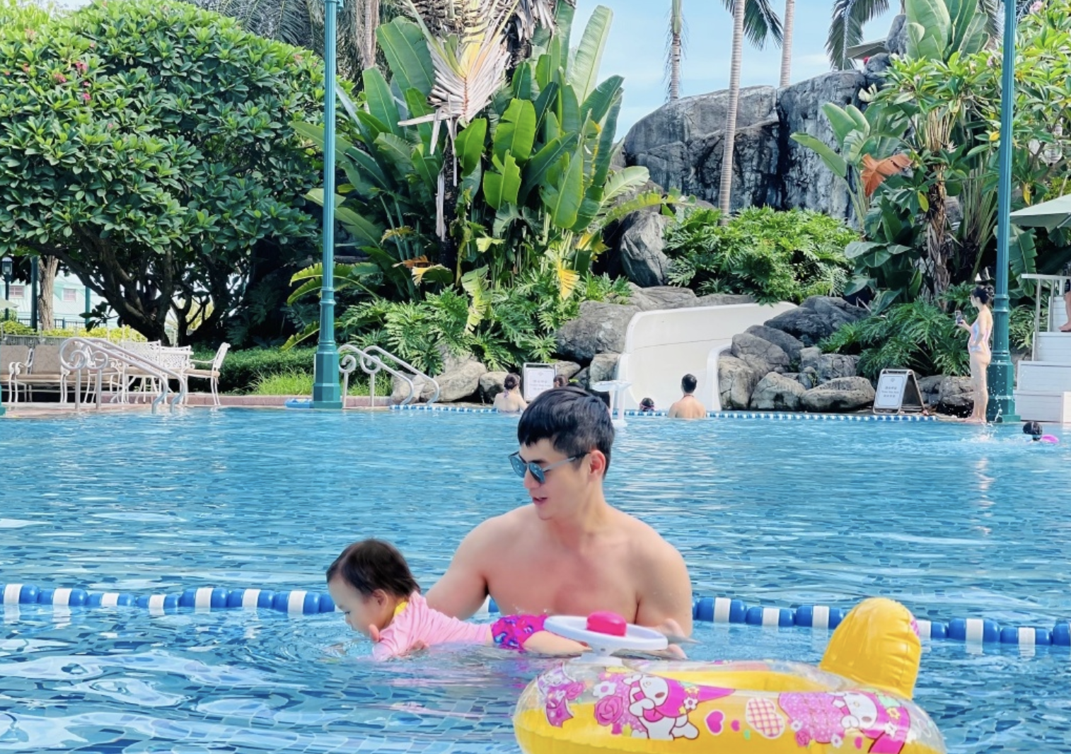 杨怡罗仲谦为彼此庆生，打卡迪士尼温馨度过，女儿小珍珠软萌可爱