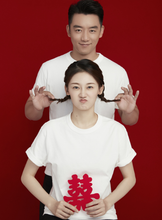 有一種結(jié)婚證叫鄭愷與苗苗，別人都一本正經(jīng)，而他倆卻與眾不同