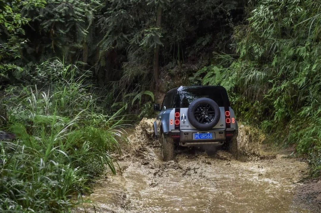 舒适度和越野性两不误，这款英国越野车换代之后受到热捧