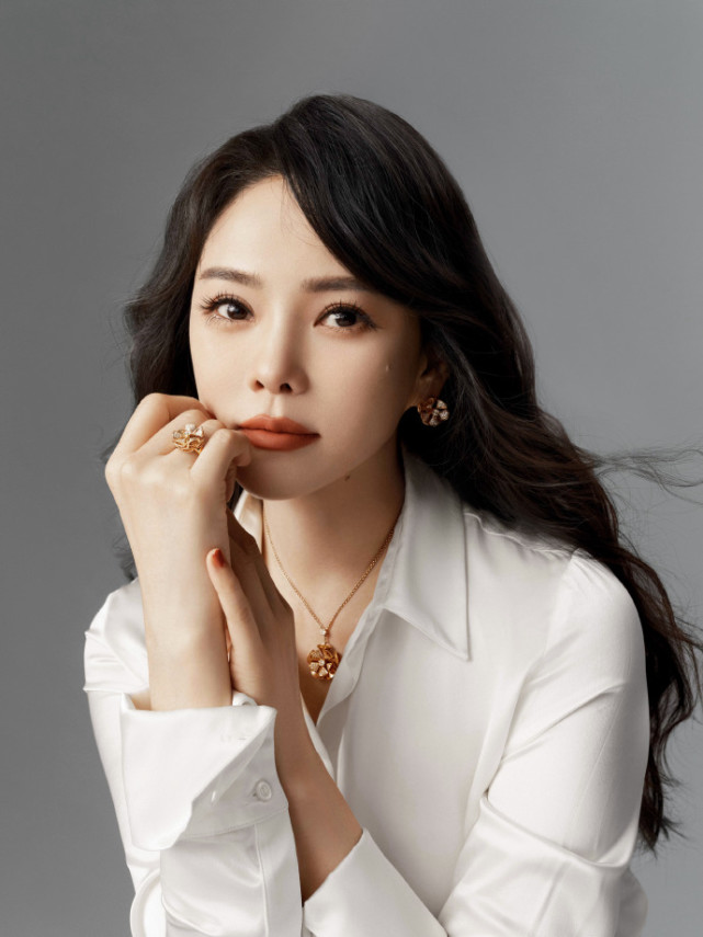 53岁伊能静与19岁儿子合体拍广告，母子穿亲子装同框像姐弟