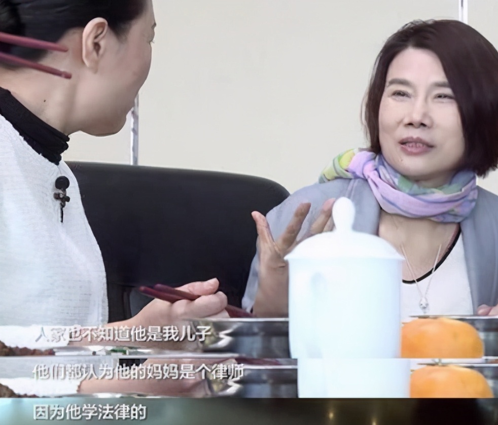 霸总和甜妹？董明珠紧握王冰冰的手，网友嗑CP还求大佬快写文