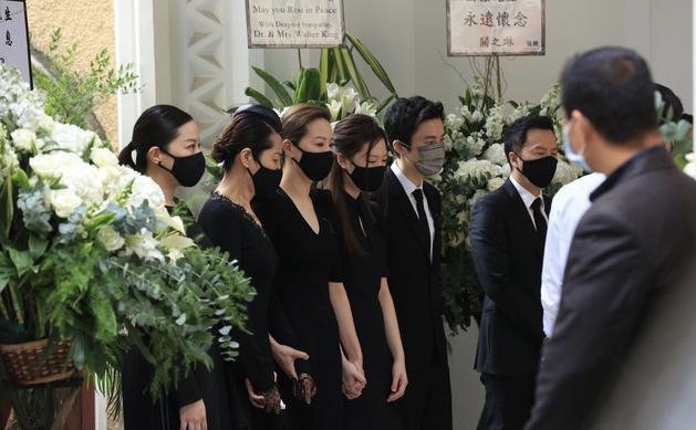 大女兒嫁影星甄子丹，小女兒嫁百億富二代，這位父親“教子有方”