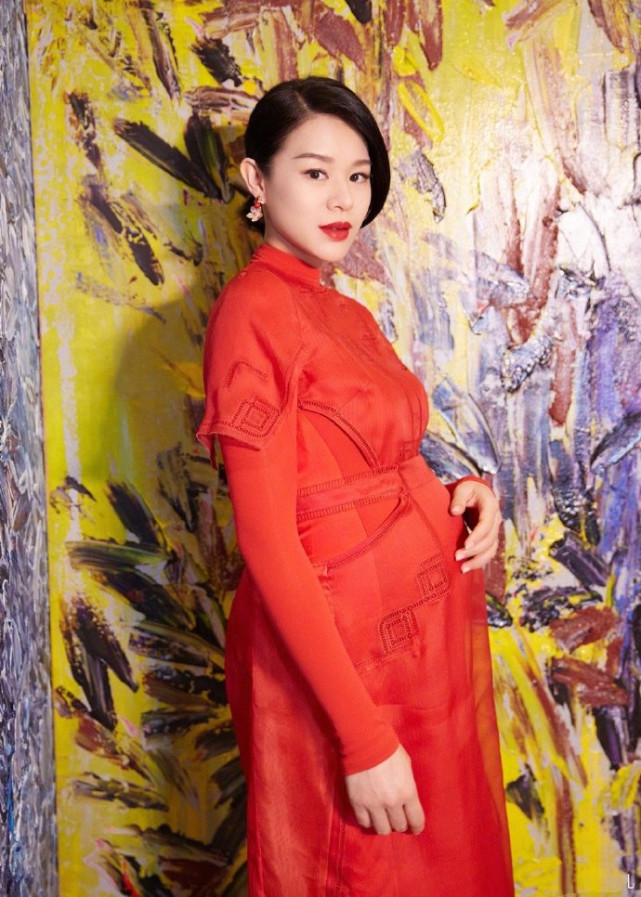 胡杏兒老公帶倆兒子拜年，奕霆奕霖穿喜慶紅裝，手拉手賣萌超可愛