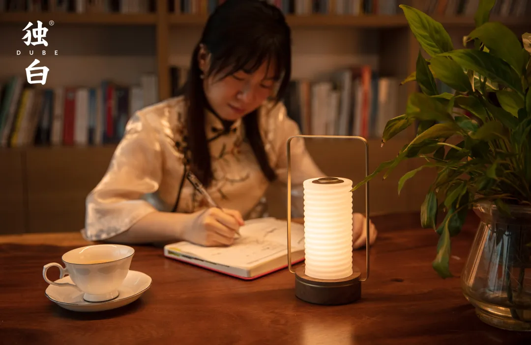 独白 | 一盏台灯,撑起一片明亮小天地