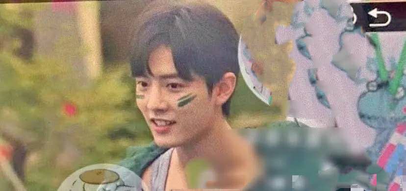 肖战新综艺穿成了“迷谷”，脸上涂着东西，心