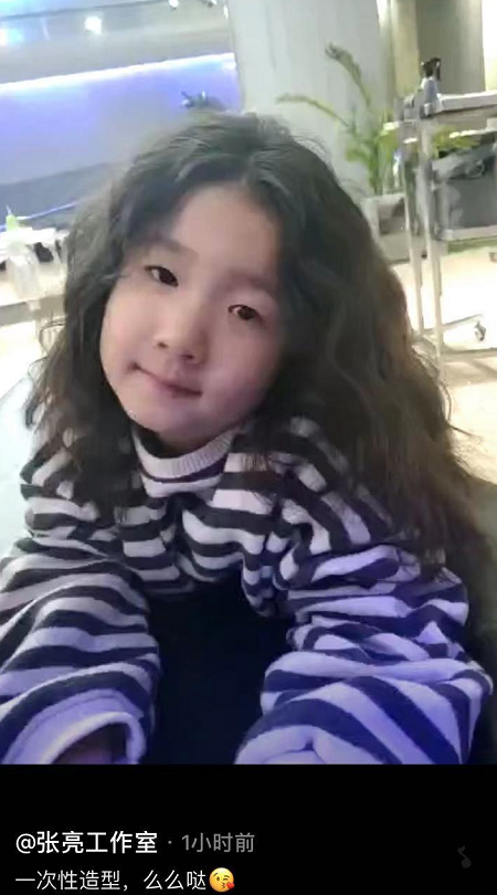 张亮5岁女儿近照，一头卷发对镜臭美，五官和哥哥天天如复制粘贴