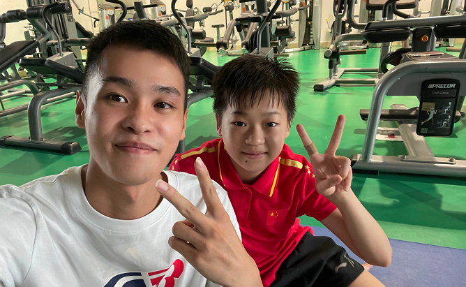 全红婵胆子有多大？坐海盗船松开扶手，朝陈艾森大喊：好无聊喔