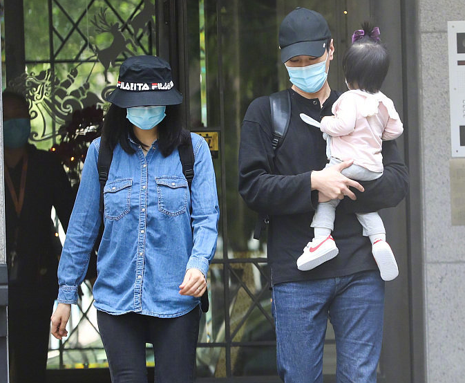 高圆圆赵又廷一家三口现身，双手抱女儿爱满满，蝴蝶结发卡超可爱