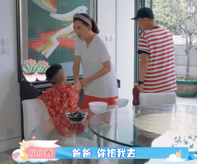 小小春向陈小春撒娇，他让爸爸做的事，应采儿都佩服，比女生还会
