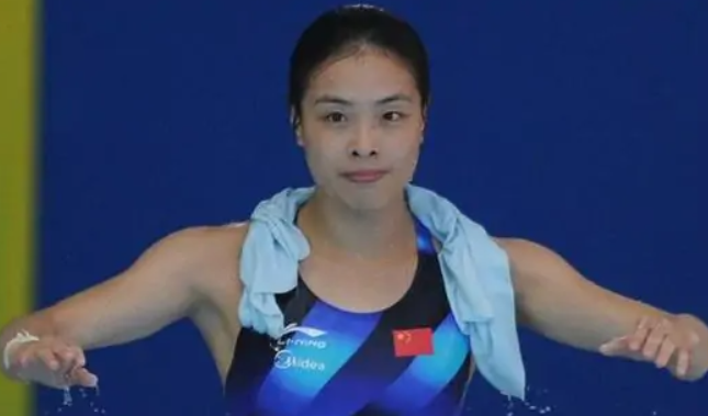 35岁吴敏霞官宣怀二胎！晒全家福透露预产期，小1岁老公颜值超高