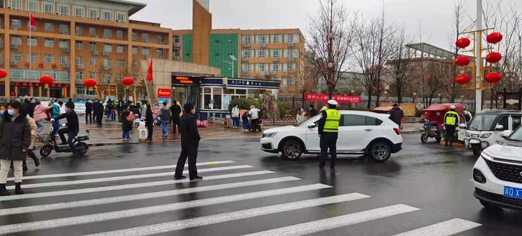 开学第一天 邯郸肥乡交警雨雪中为学生保驾护航