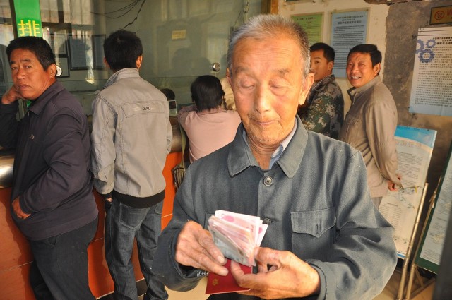 退休人員注意，養(yǎng)老金計(jì)算公式來(lái)了，快來(lái)算一下你能領(lǐng)多少錢(qián)吧