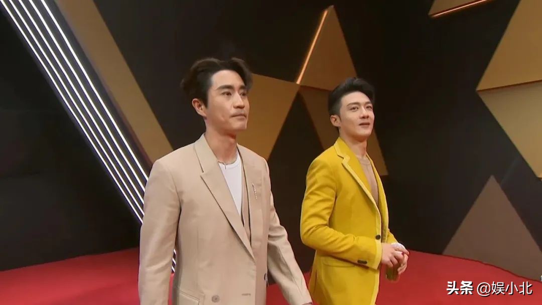 De Yunnan group appears on the stage to receive award, be born forcedly however unripe become group of mouth cross talk, fine number starlight enjoys interesting moment greatly