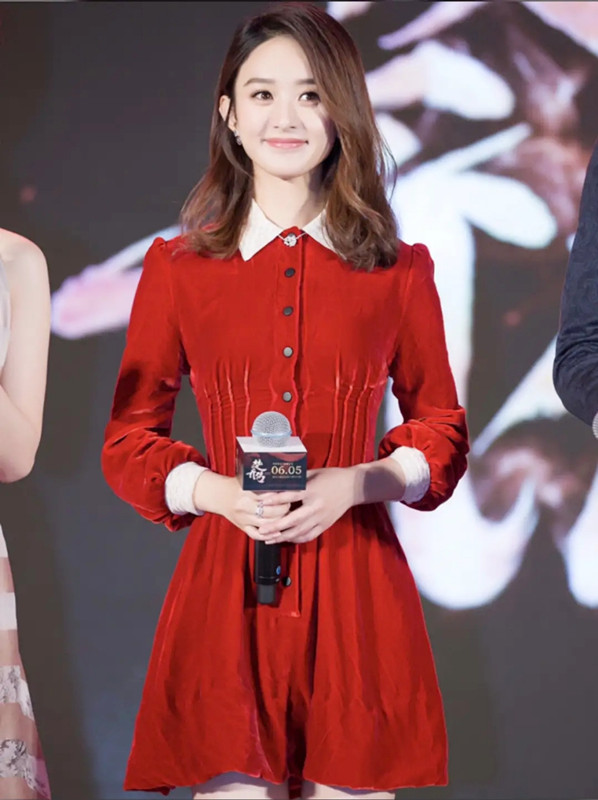 李菲兒穿絲絨外套優(yōu)雅迷人 V領風格秀美肩 減齡劉海是亮點