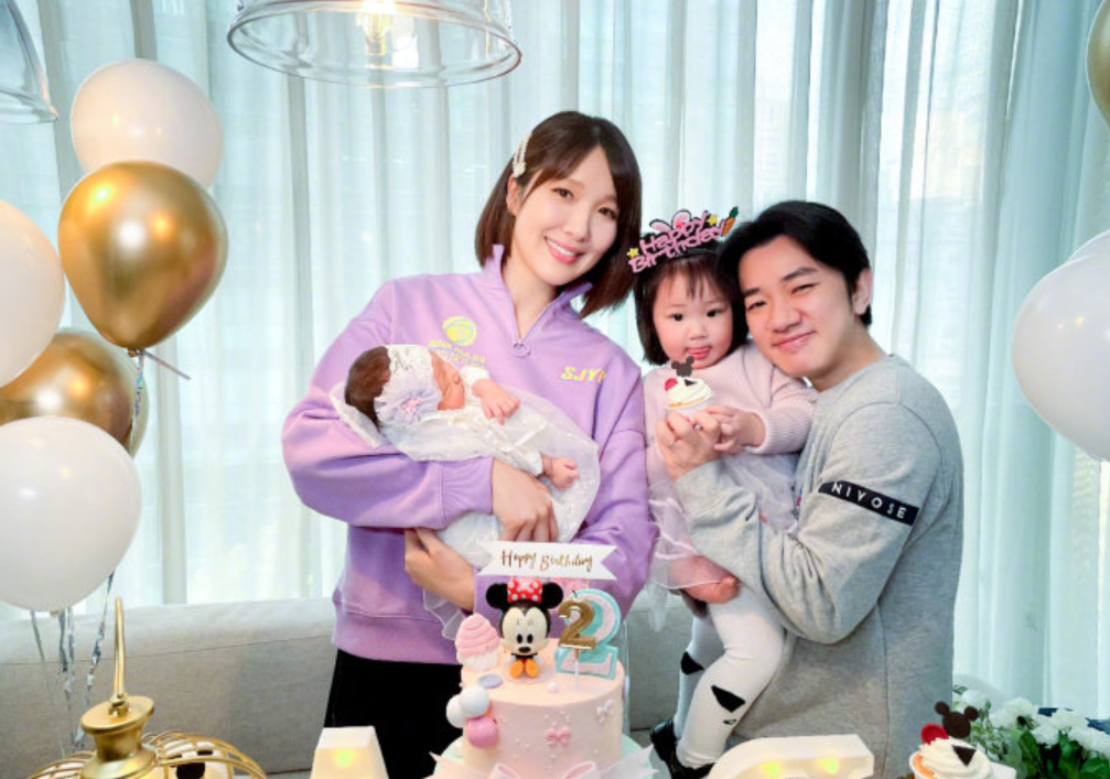 張晉夫妻出席派對，夫妻貼臉，蔡少芬與小11歲李亞男同框比美