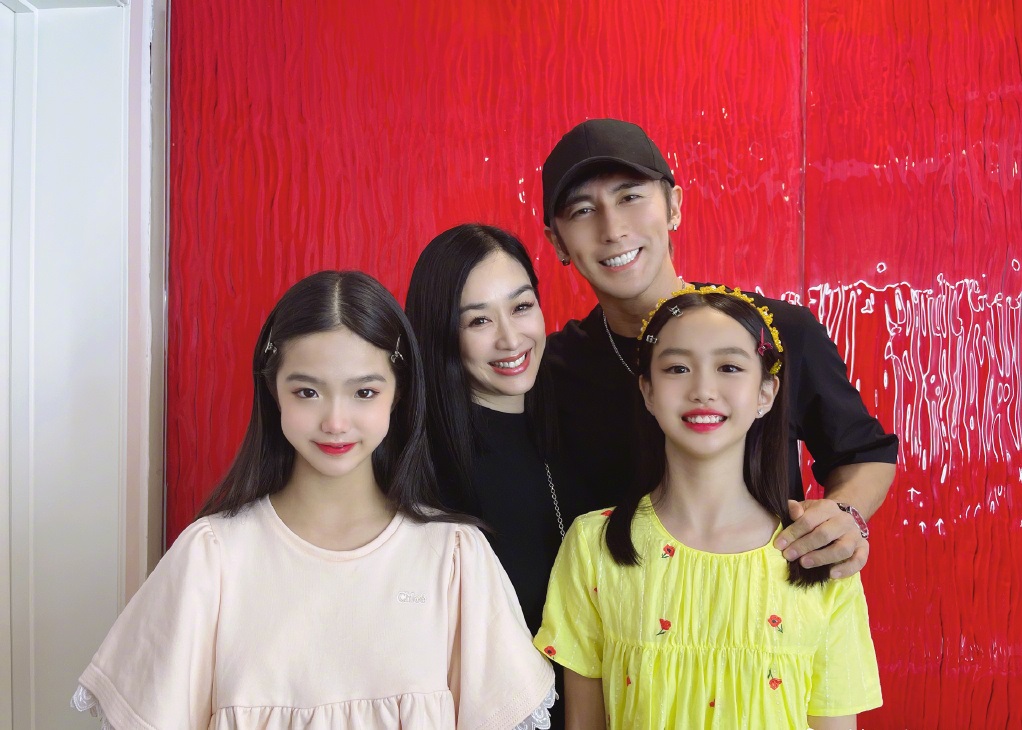 钟丽缇晒小女儿丰富多彩的假期生活，认真学习的考拉又美又淑女