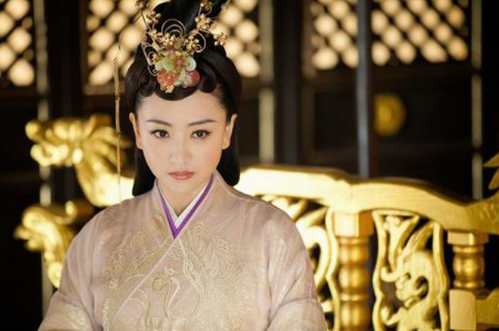 她因劝皇帝上早朝被冷落，后被大臣陷害致死，