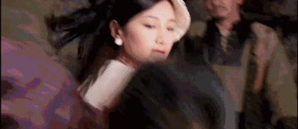 毛晓彤躲角落抽烟被拍，粉丝纷纷维护，杨颖抽