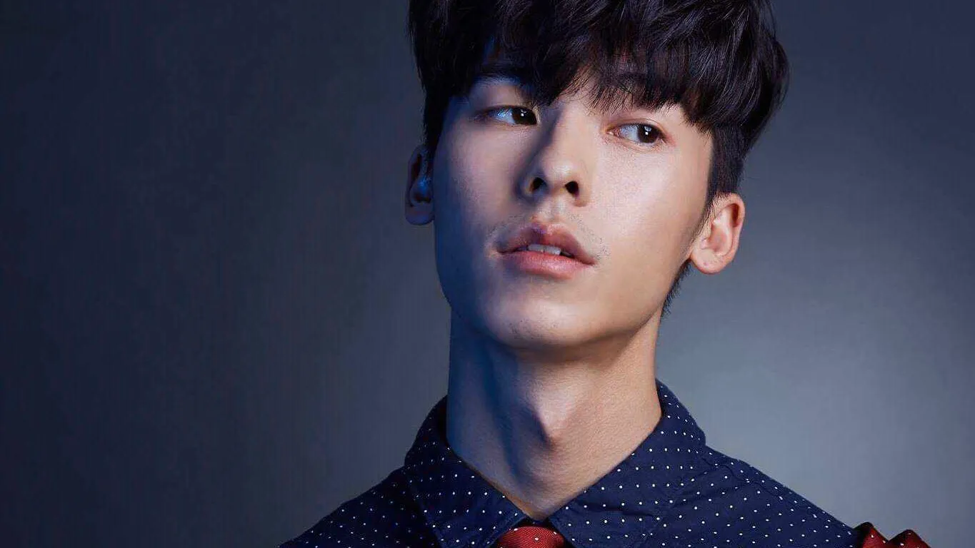 李佳琦逛街偶遇许光汉，两人合影穿着正式，不知道该羡慕谁？