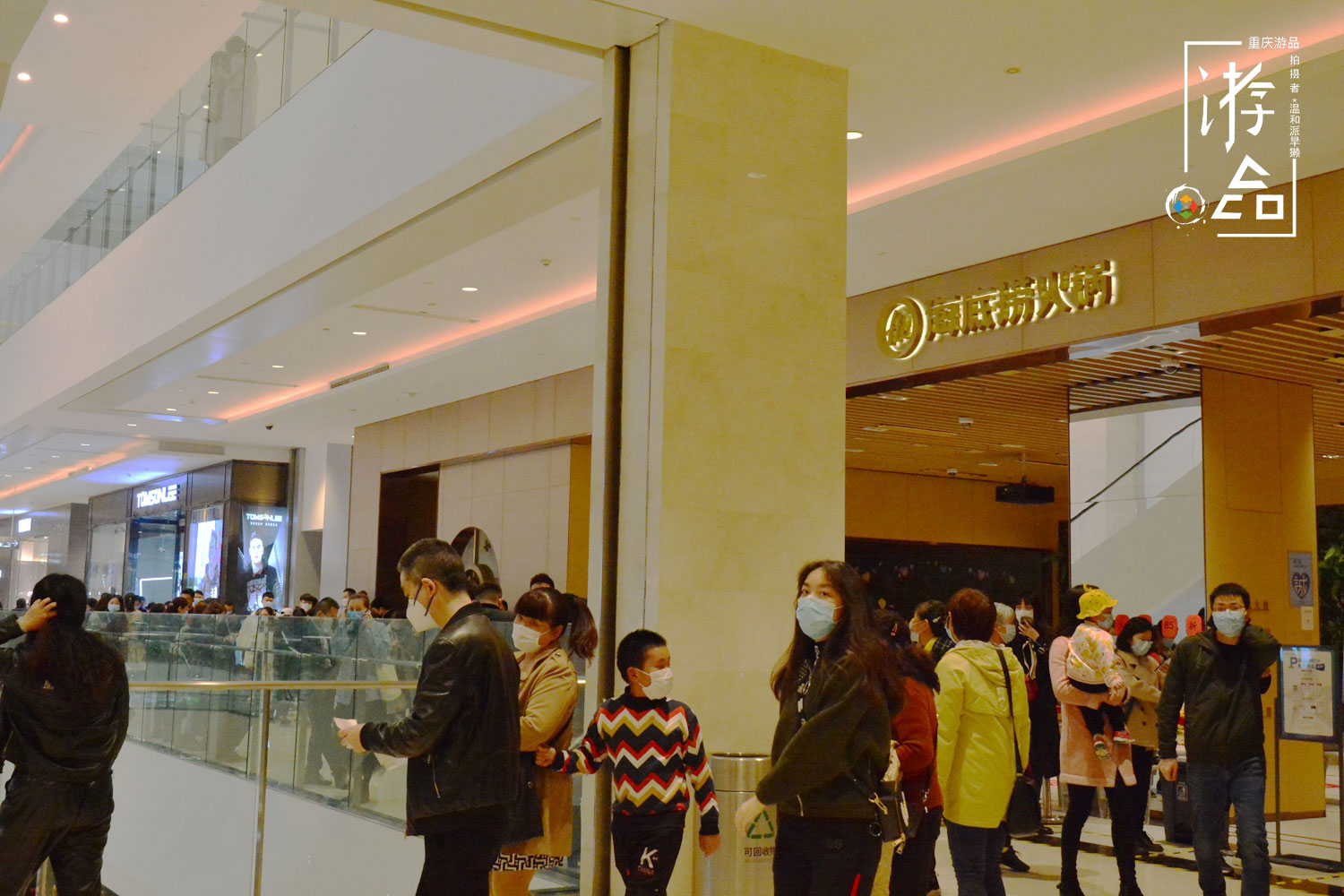 重庆人与海底捞的爱恨：嘴上说不好吃，但排队的人却很多