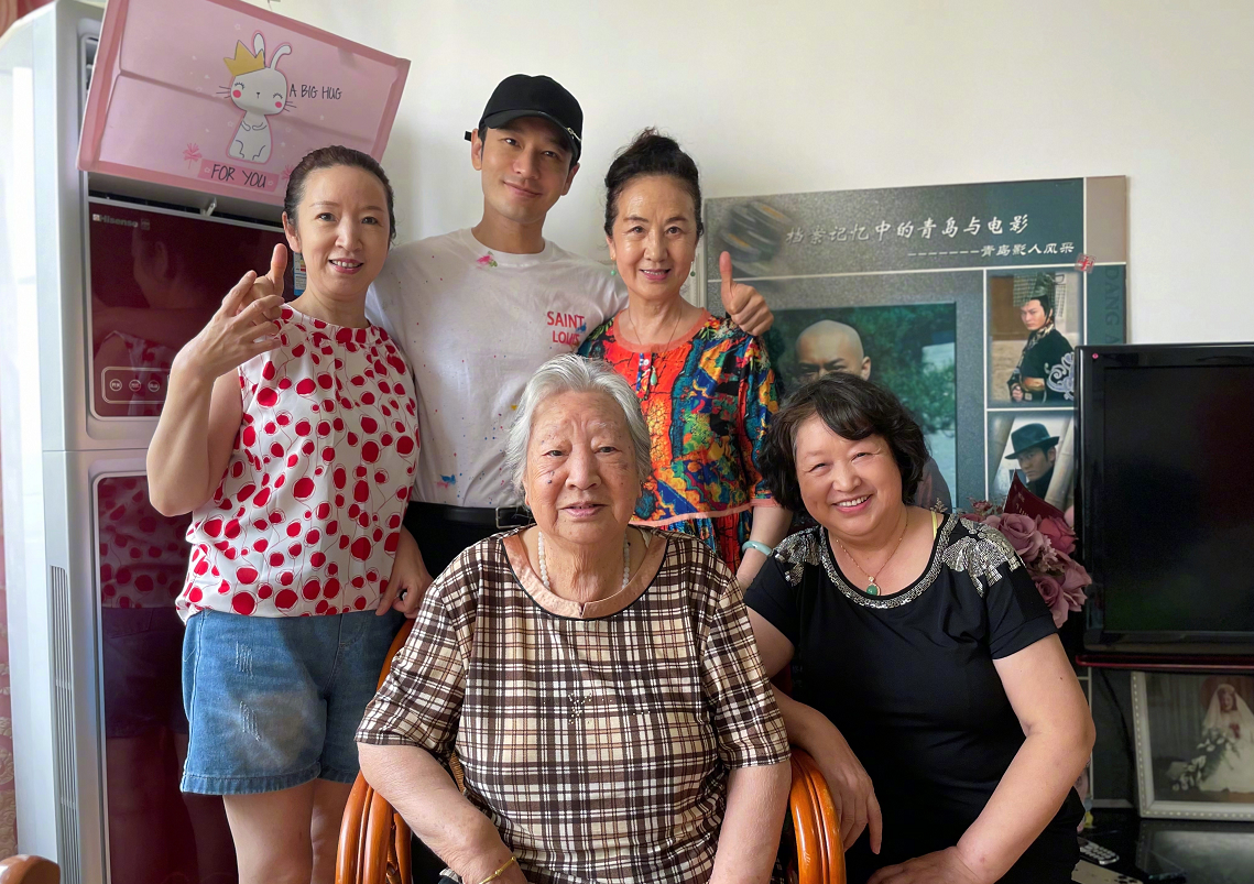 黄晓明在姥姥家吃饭晒与家人合照，并且说终于不用自己做饭了