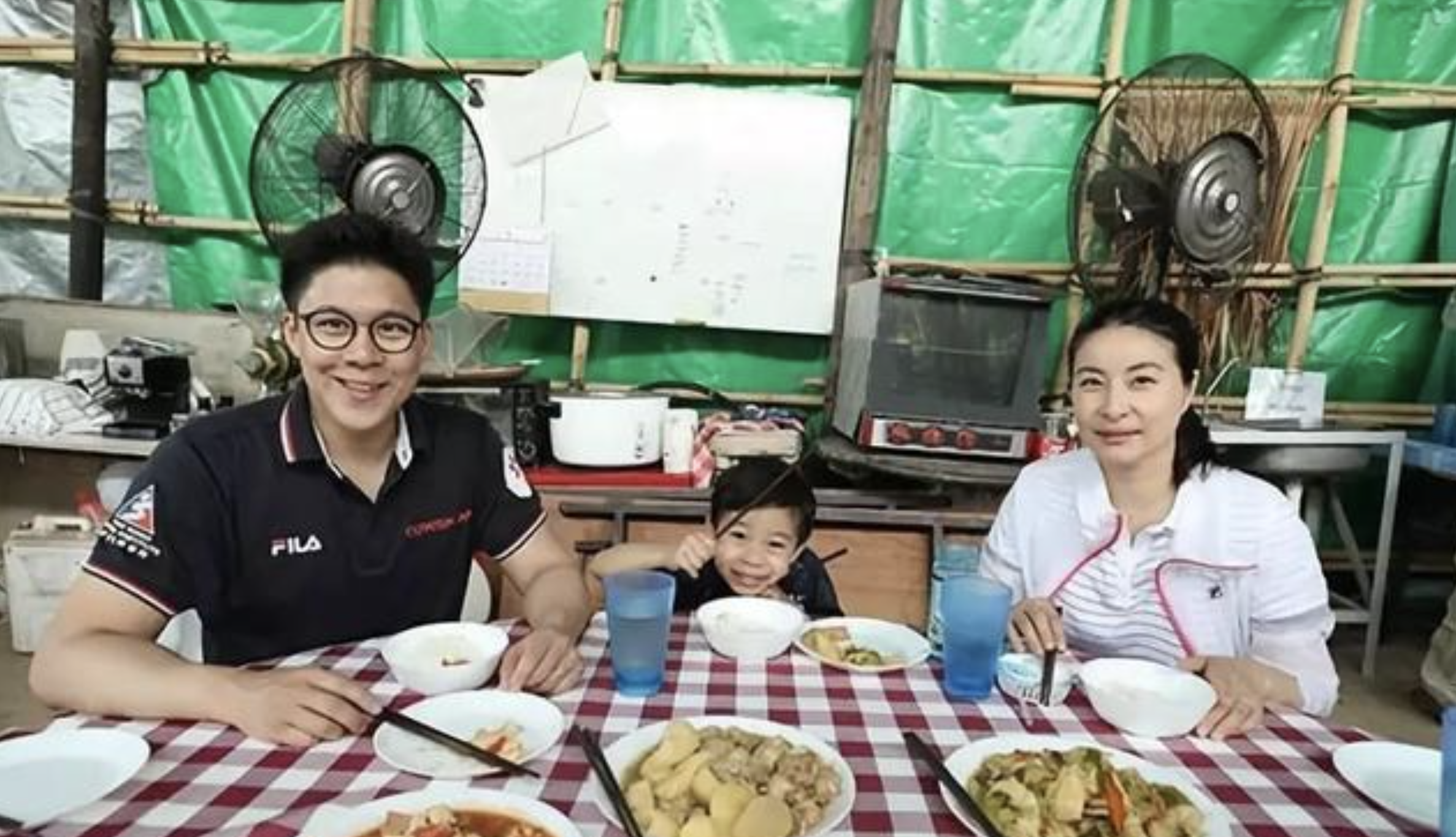 郭晶晶打扮精緻，參加孩子家長會，被網友盛讚：這才是真正的富養