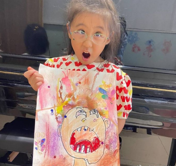 贾静雯两女儿画作太“恐怖”，画风诡异人物张牙舞爪，堪比毕加索