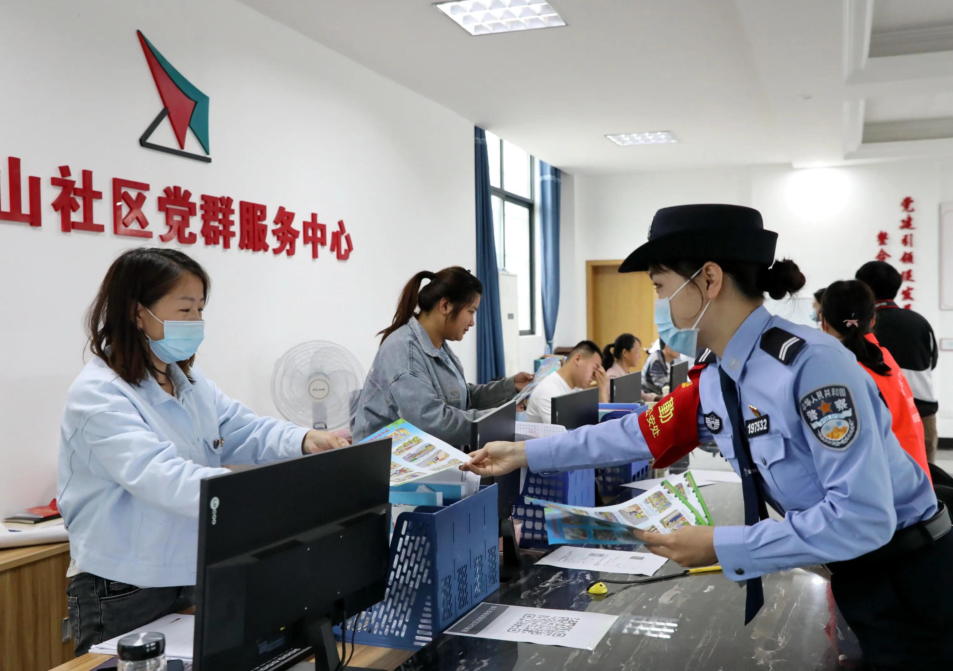 武汉铁路公安局开展“5.26我爱路”法制安全宣传护平安活动