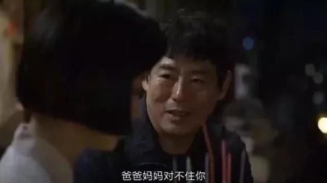 父母打麻将凌晨未归，俩孩子睡过道：这是为冲KPI才生娃？