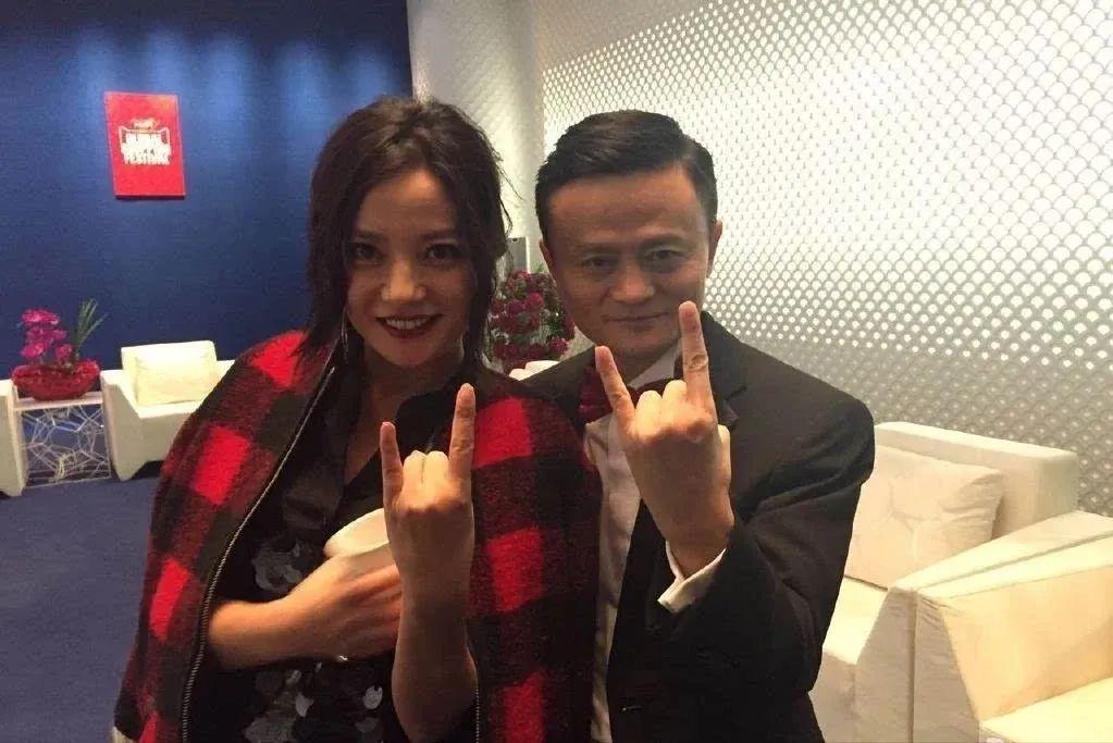赵薇被封杀，曾穿外国军旗装，与阿里第一大股东的关系是什么？