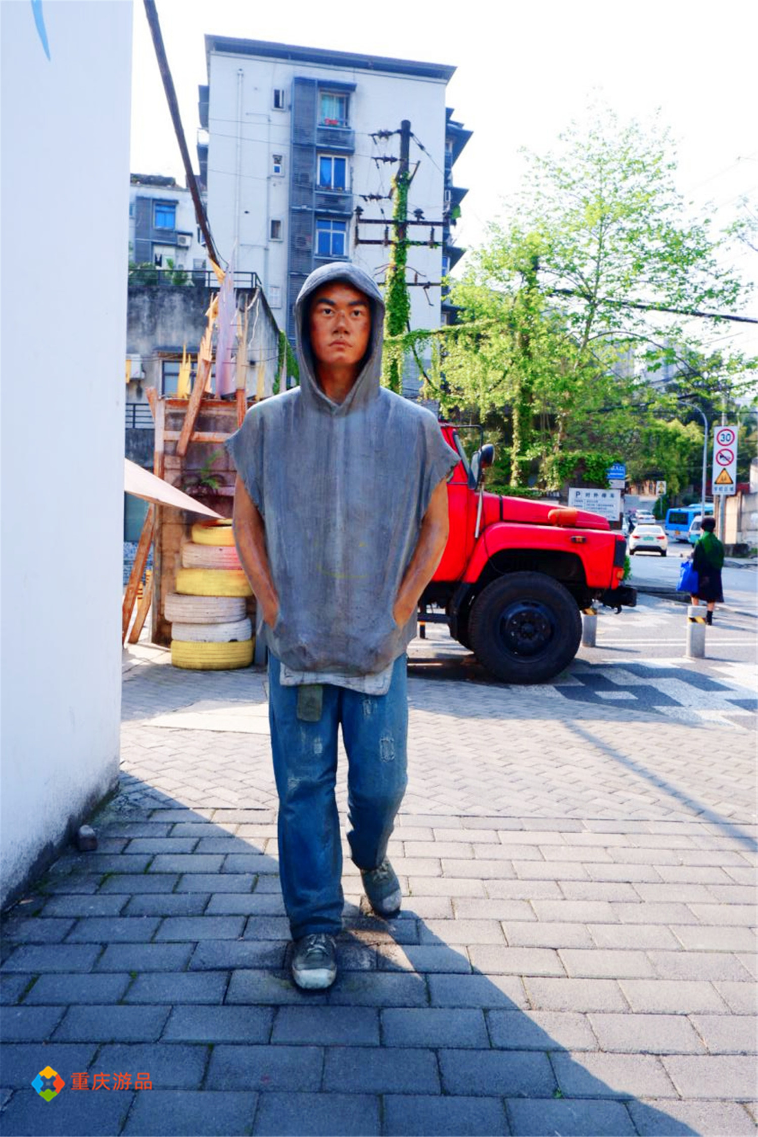 被电影带火的重庆，和易烊千玺铜像拍照都得排队，太魔幻了