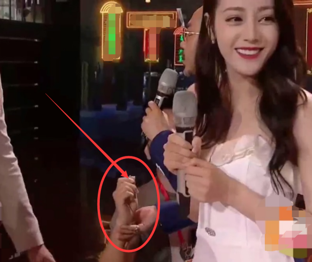 迪丽热巴直播被陌生男举钻戒求婚，汪涵及时拖