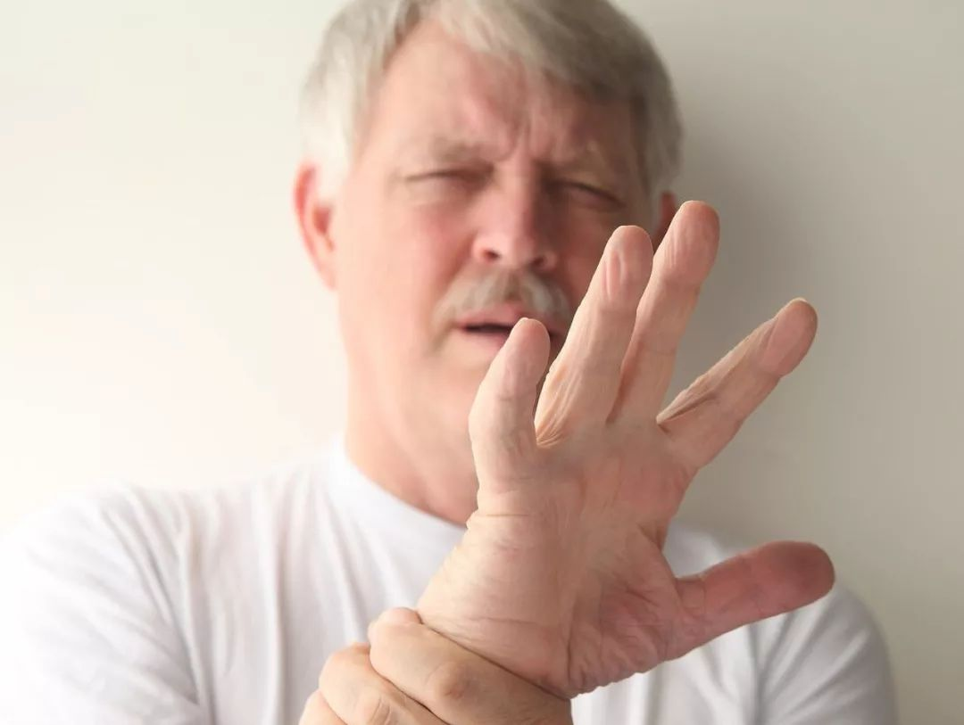 早晨醒來雙手發麻、無力，可幾分鐘後就正常了，這是怎麼回事？