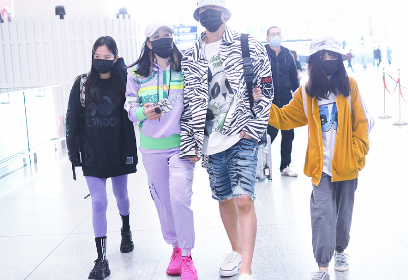 鐘麗緹一家四口出行，貼身緊挽小12歲嫩夫，兩女兒筆直長腿吸睛