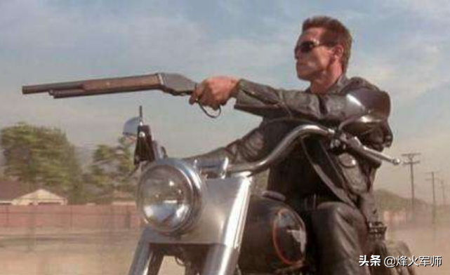 为什么中国士兵行进是单手拿枪？枪口向前，而