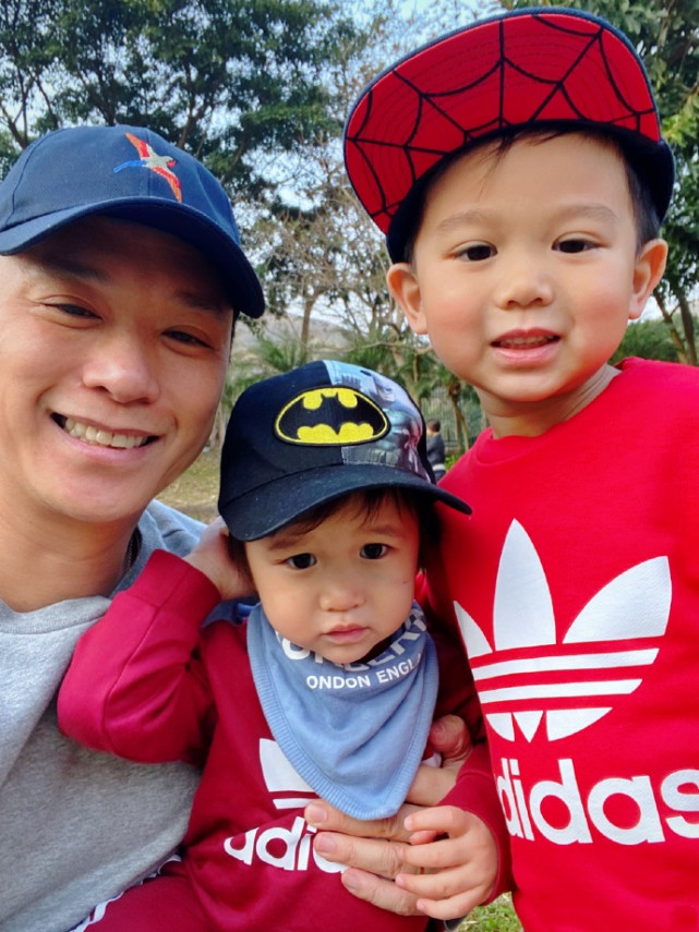 李乘德與兒子玩自拍，奕霆奕霖同框比萌，胡杏兒視角父子仨超有愛