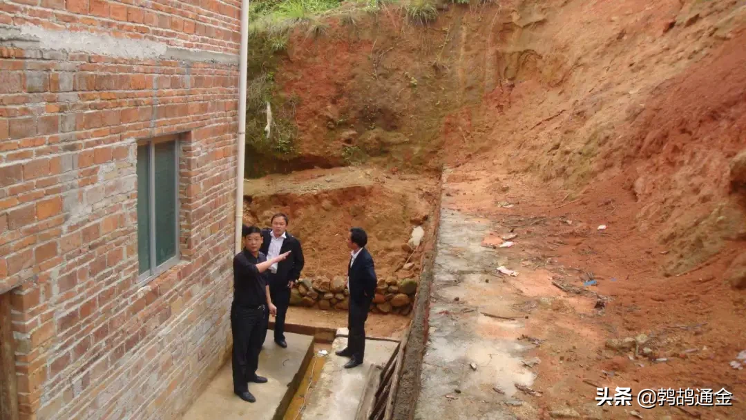 农村盖房怪象：总是要抬高地基，比邻居的高才