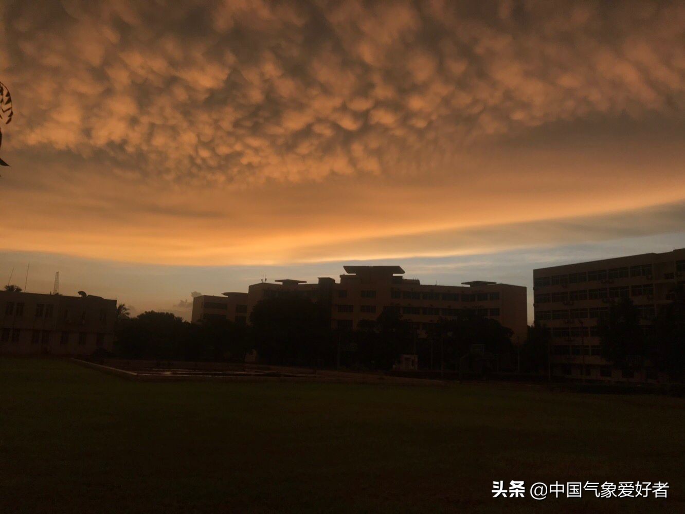 奇特！奇特乳状云现身海南海口，分析：这是坏天气开始的征兆