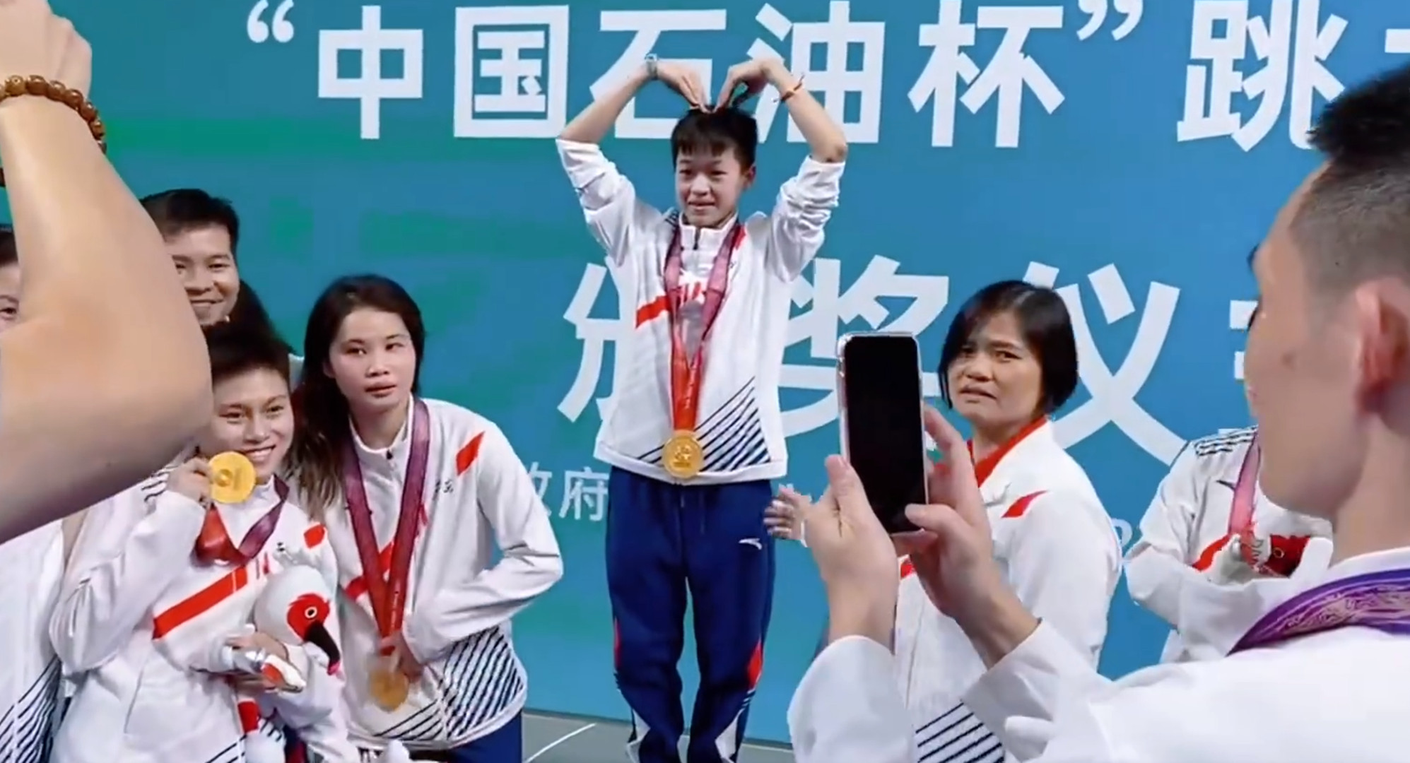 全红婵忒可爱！跳台上与对手猜拳，输了之后不好意思，用手捂着脸