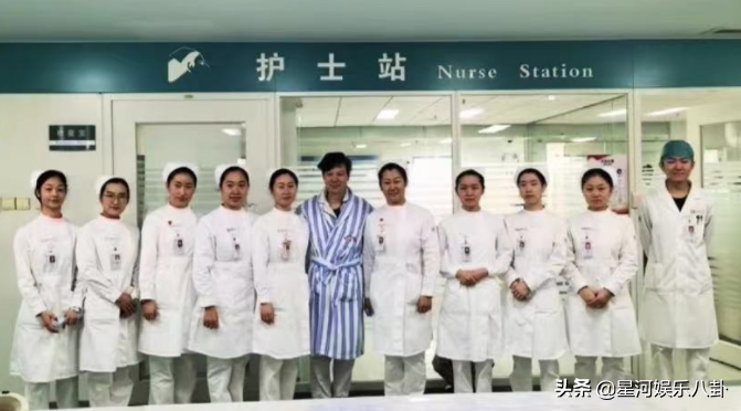 主持人李彬曝病情现状！躺病床辗转做检查憔悴不堪，儿子贴身照顾