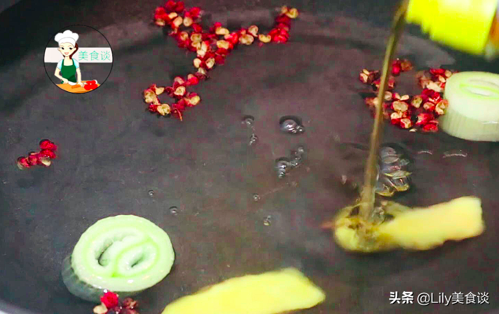 煮白灼蝦時，沸水下鍋就錯了，大廚教你一招，蝦肉鮮嫩多汁又不腥