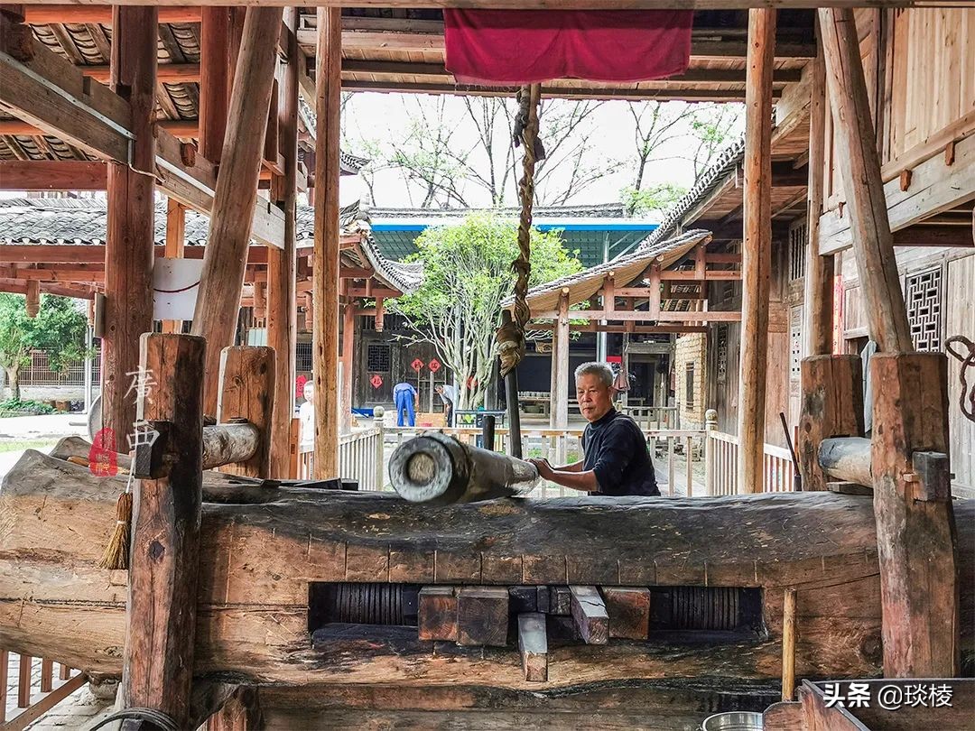 The owner spent 11 years investing 400 million yuan to build an ancient village with very few tourists