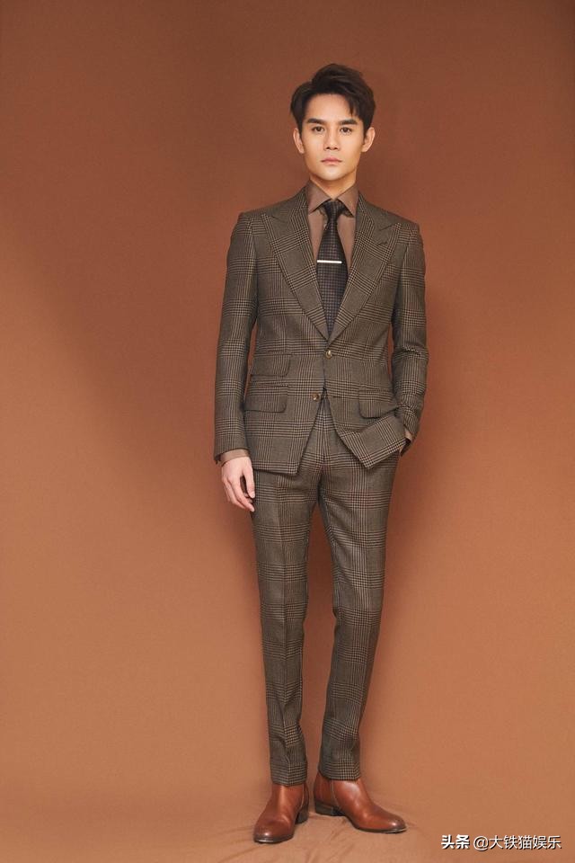 穿西装好看的男星，只服这8位，仪态万方，贵气