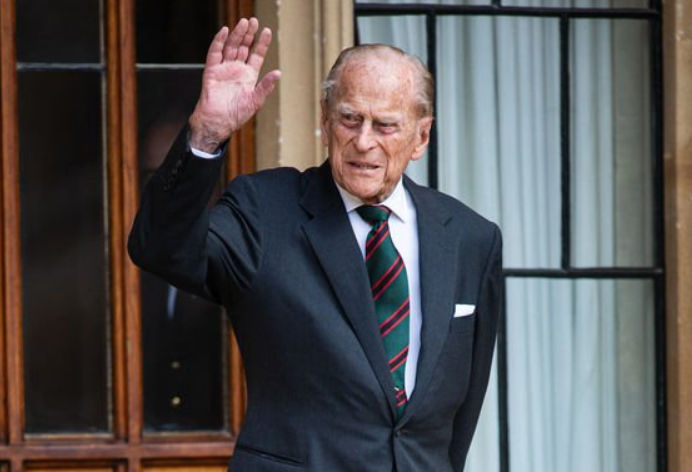 查爾斯前往醫院看望菲利普，沒搞特殊的話說明老親王不行了？