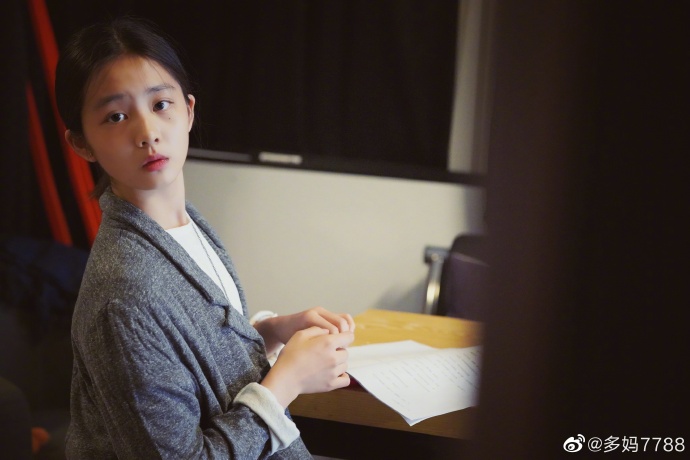 孫莉曬多多和何炅排練話劇，15歲多多氣質靈動，身材曲線愈發明顯