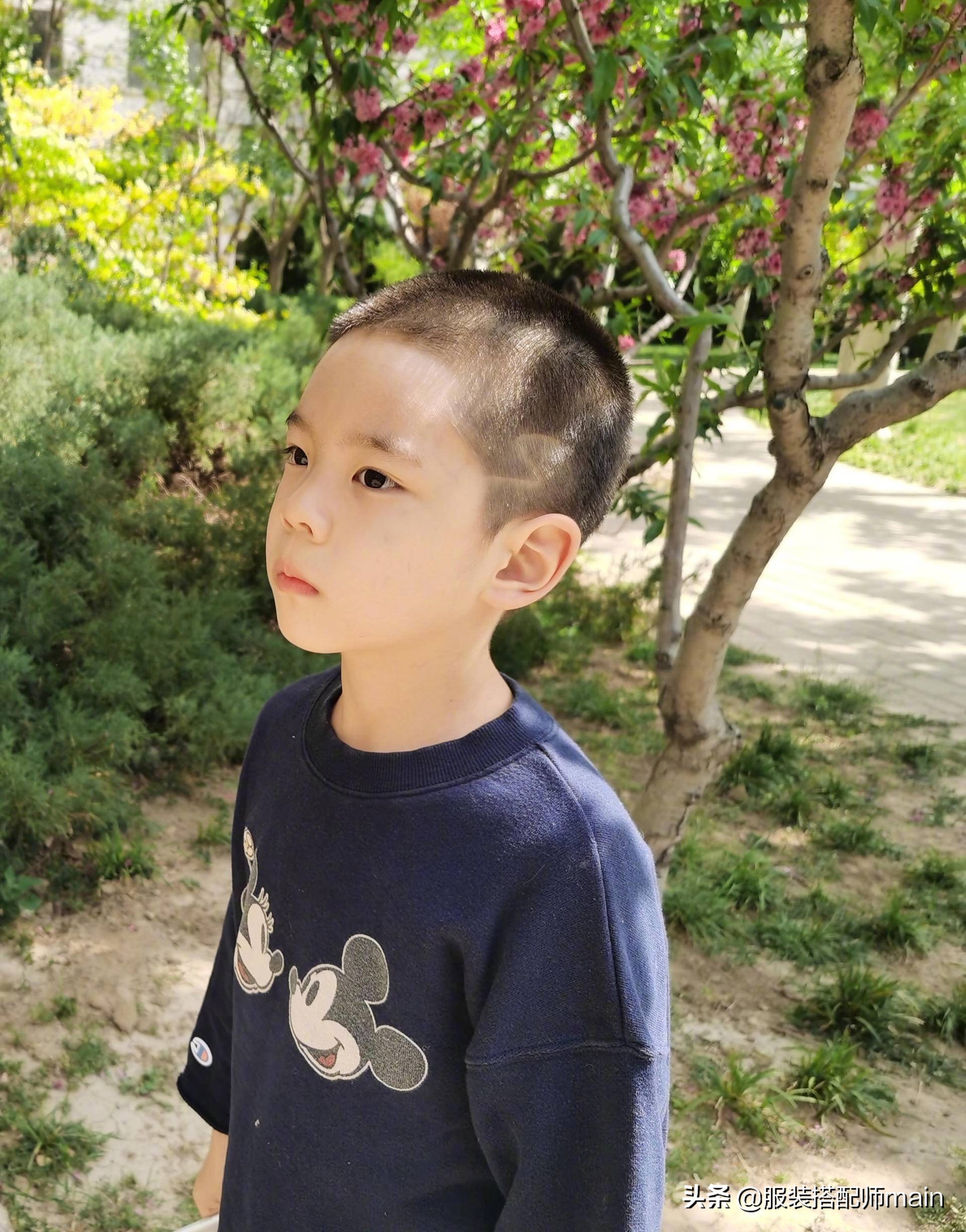 10後都這麼會穿？ 7歲嗯哼私服洋氣不古板，小孩就該有小孩的樣