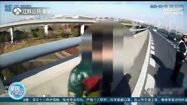 危险！南通一男孩独自走上高架 民警及时出现化险为夷