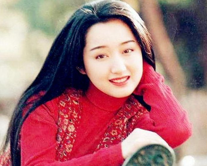 杨钰莹戴镶钻白金耳环，配饰价值超36万，十年前